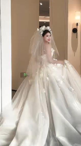 Pretty Ball Gown Strapless Satin Tulle Applique With Veil Long Wedding Dresses C4232