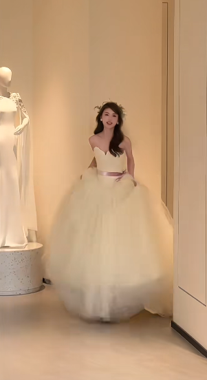 Robe de mariée longue élégante en satin et tulle, sans bretelles, avec voile, C4236