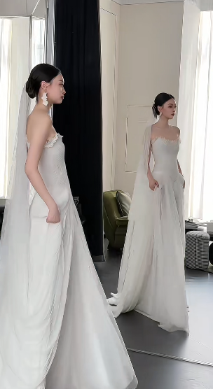 Robe de mariée longue élégante en mousseline de soie et tulle, sans bretelles, avec voile, C4237