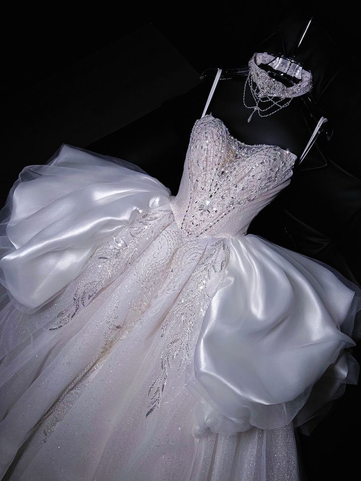 Robe de mariée longue en satin et tulle à bretelles spaghetti, effet rêveur, C4246