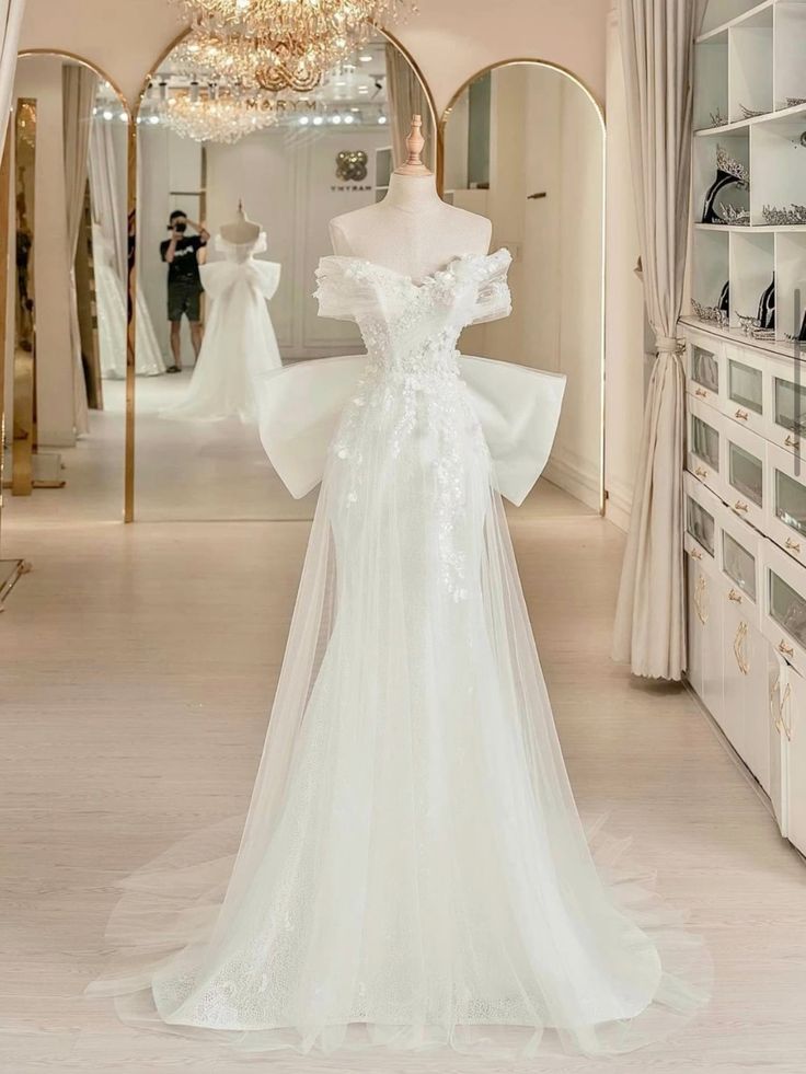 Robe de mariée longue style sirène, épaules dénudées, en tulle, avec appliques au dos et nœud, C4256