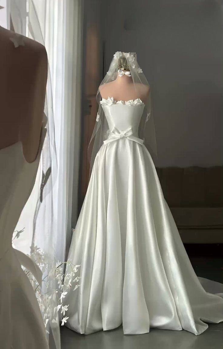 Robe de mariée longue élégante en satin, sans bretelles, avec voile, coupe trapèze, C4258