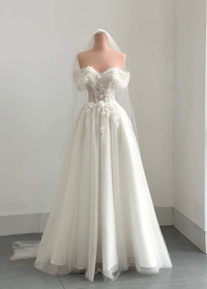 Robe de mariée longue en tulle à épaules dénudées et sequins appliqués avec voile C4259