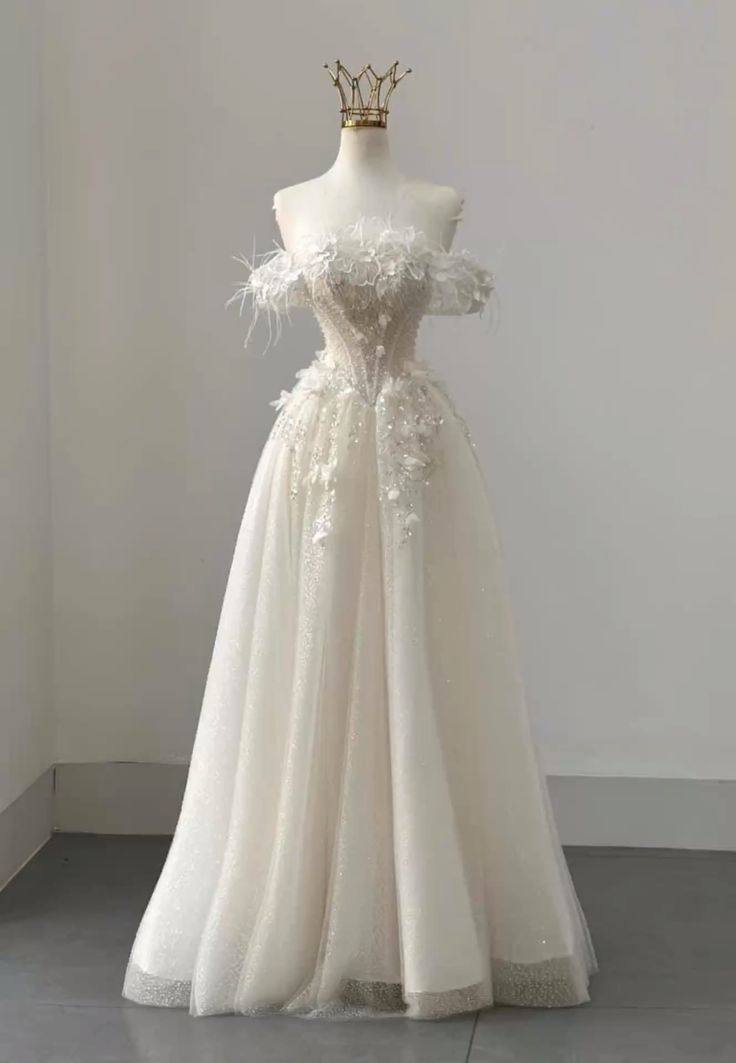 Robe de mariée longue en tulle, coupe trapèze, épaules dénudées, paillettes appliquées, plumes, C4260