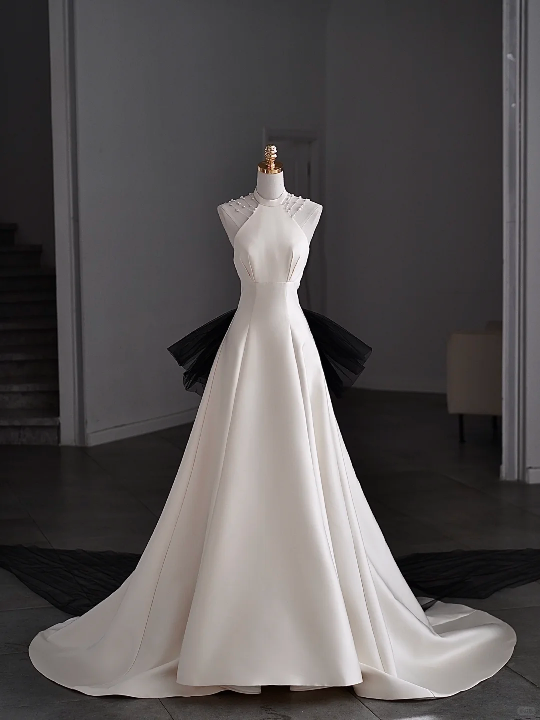 Robe de mariée longue en satin et tulle, coupe licou, dos nu, avec nœud, C4261