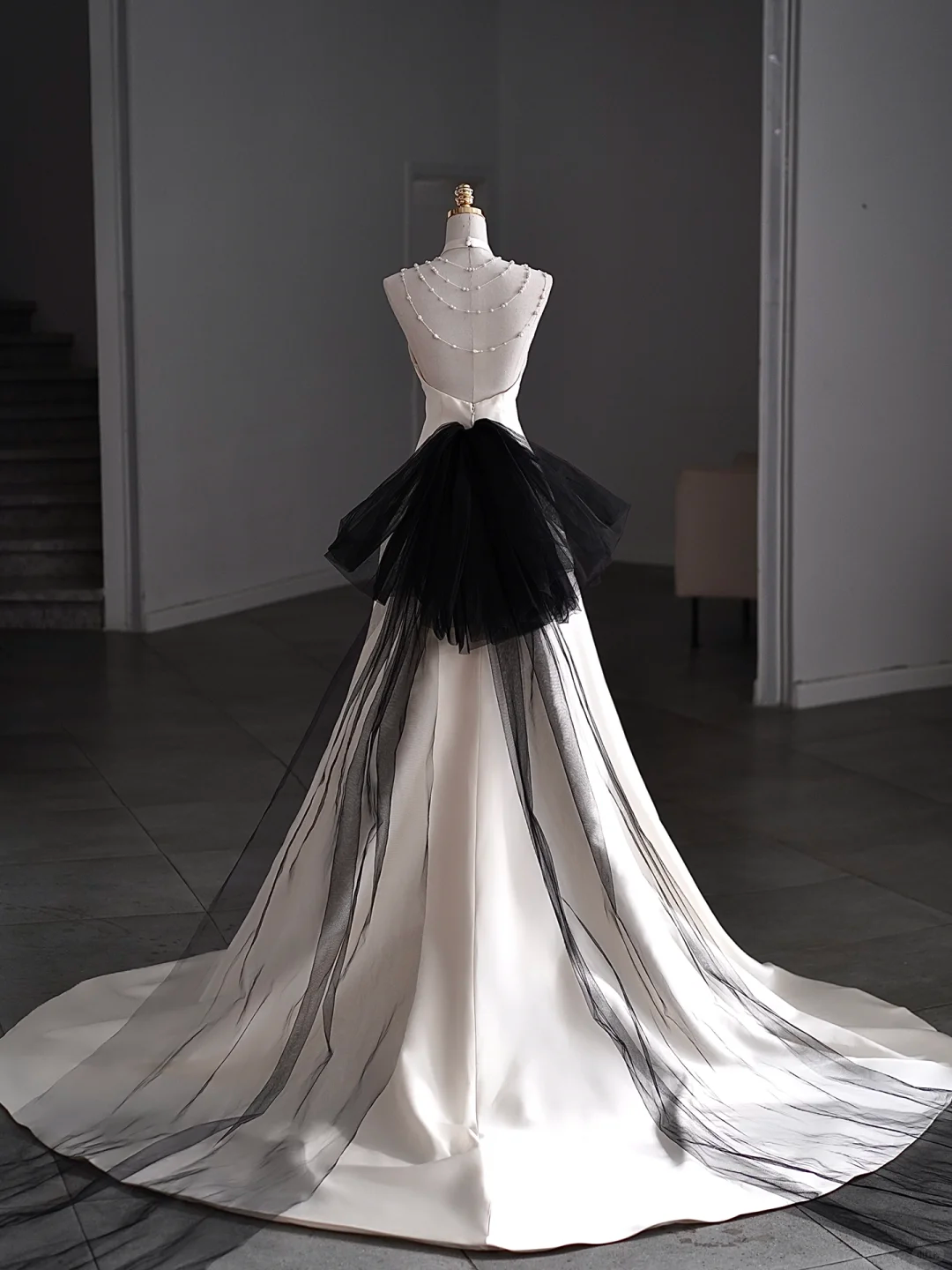Robe de mariée longue en satin et tulle, coupe licou, dos nu, avec nœud, C4261