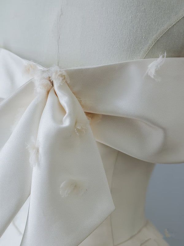 Robe de mariée longue élégante en satin, coupe trapèze, sans bretelles, avec nœud, C4262