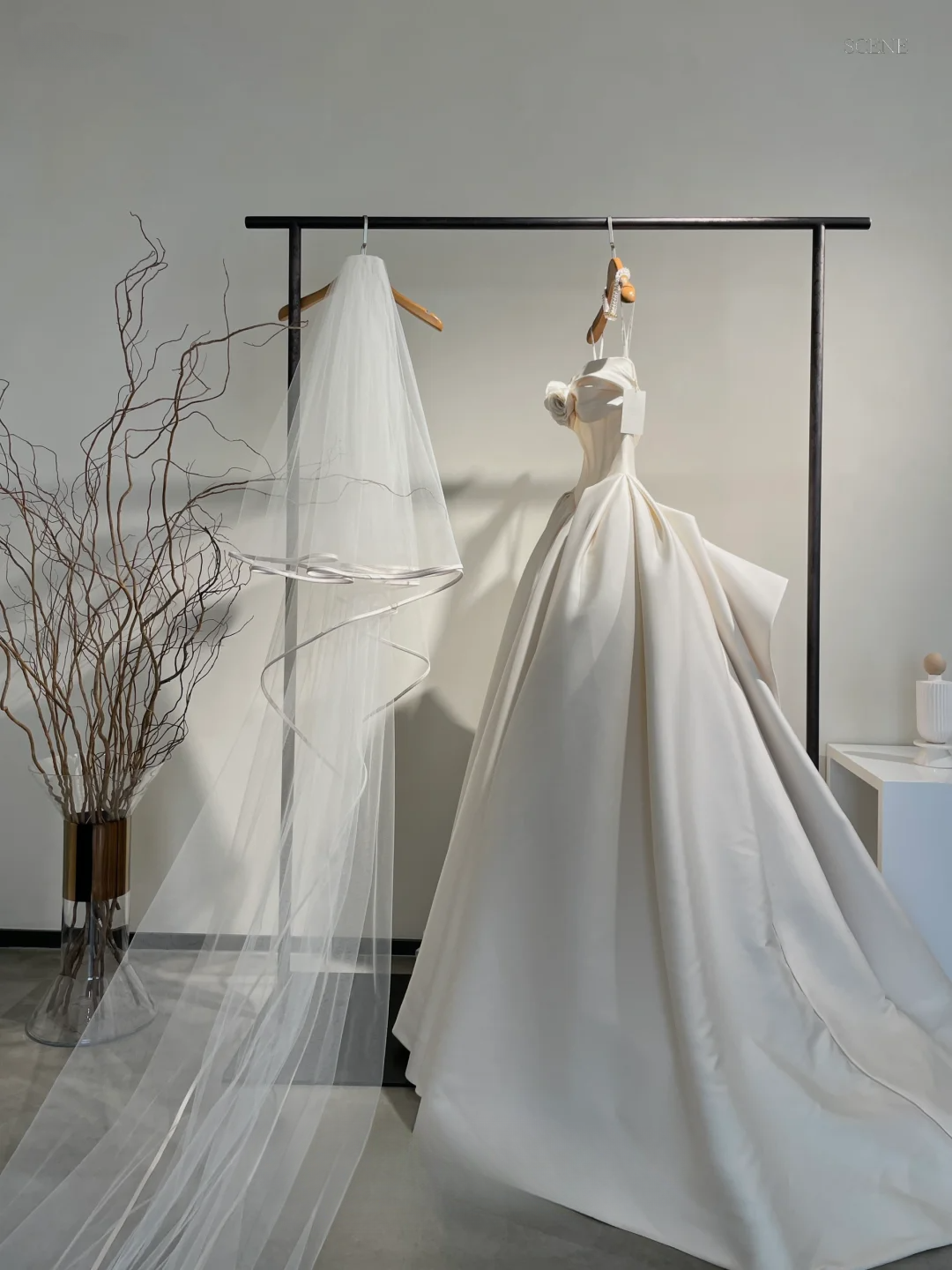 Robe de mariée élégante en satin à bretelles spaghetti et voile, longue, C4277