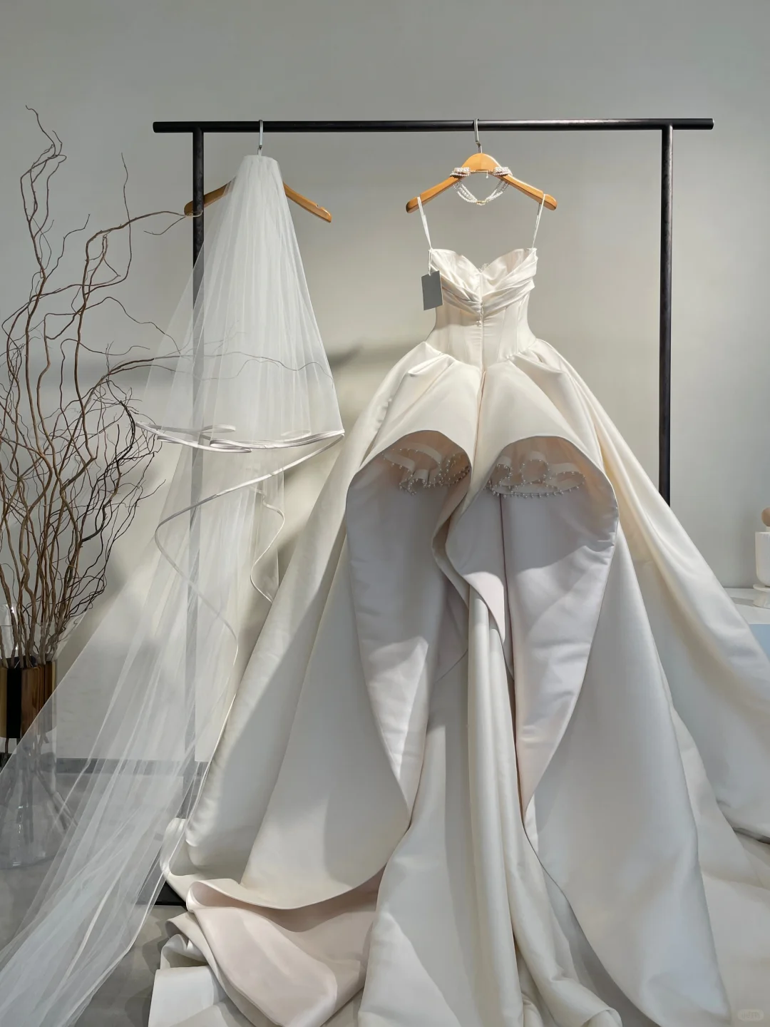 Robe de mariée élégante en satin à bretelles spaghetti et voile, longue, C4277