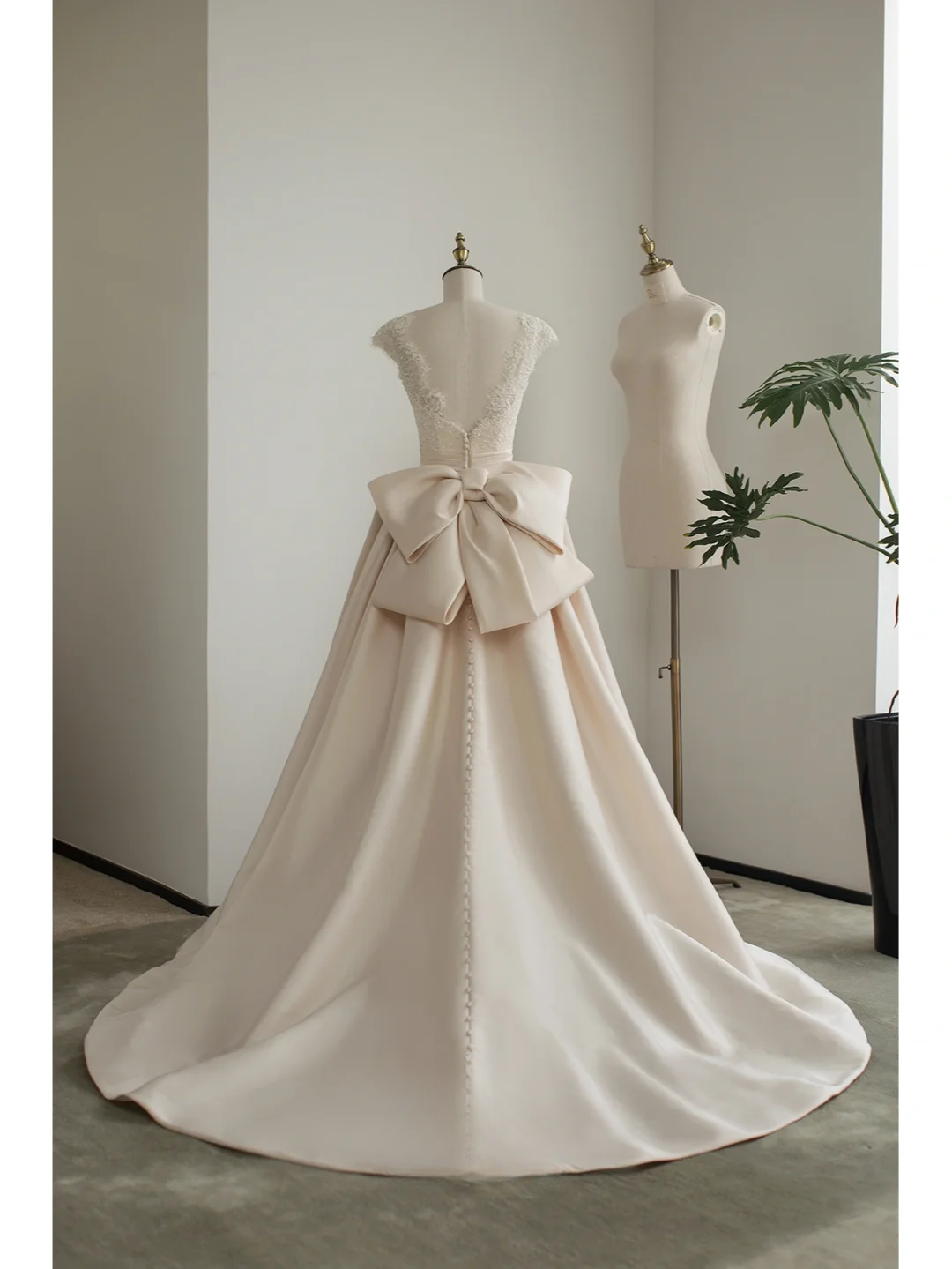 Robe de mariée longue dos nu en satin et dentelle, style chic, C4278