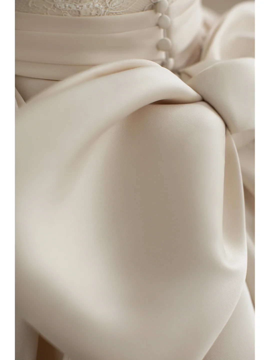 Robe de mariée longue dos nu en satin et dentelle, style chic, C4278