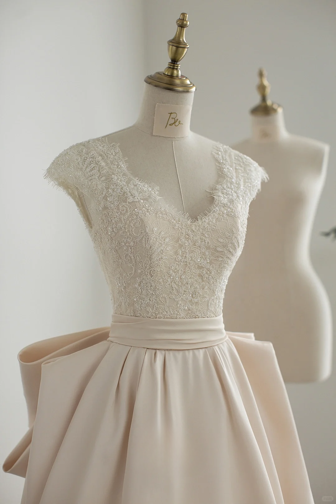 Robe de mariée longue dos nu en satin et dentelle, style chic, C4278