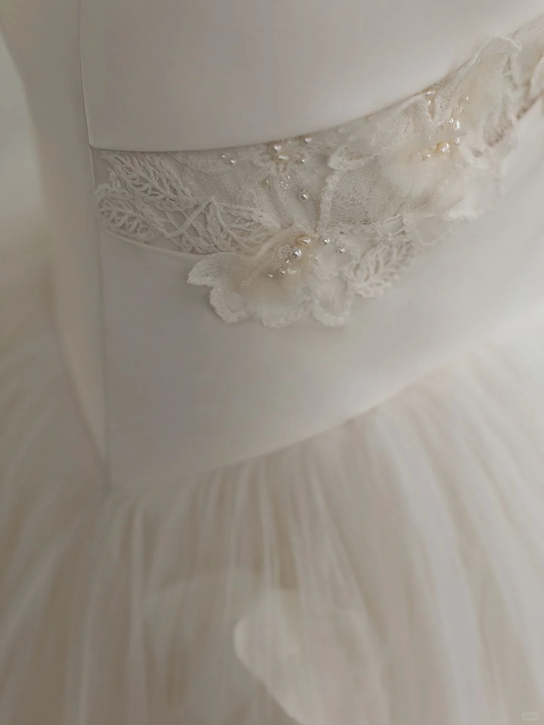 Jolie robe de mariée sirène bustier en satin et tulle avec appliques, longue, C4279