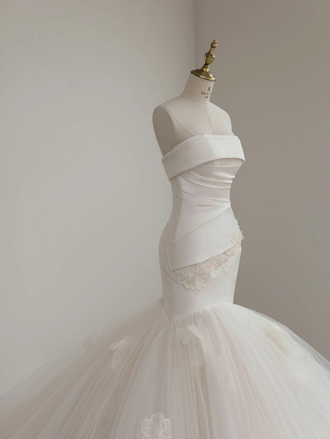 Jolie robe de mariée sirène bustier en satin et tulle avec appliques, longue, C4279