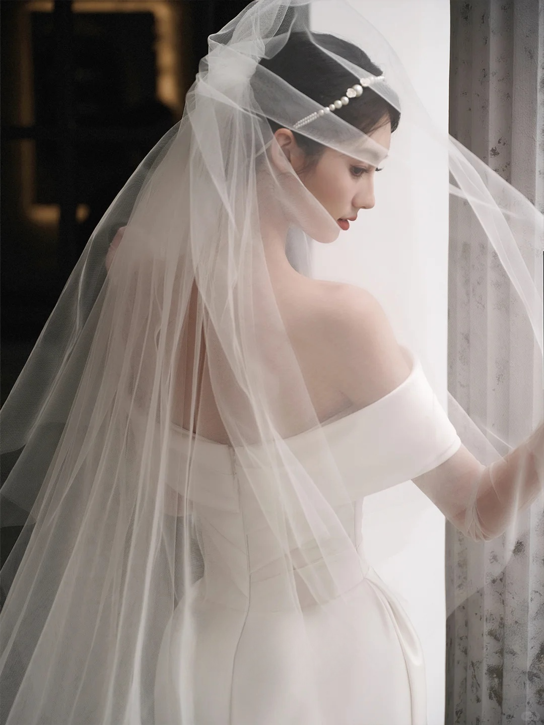 Robe de mariée longue élégante en satin et tulle, épaules dénudées, avec voile, style sirène, C4283