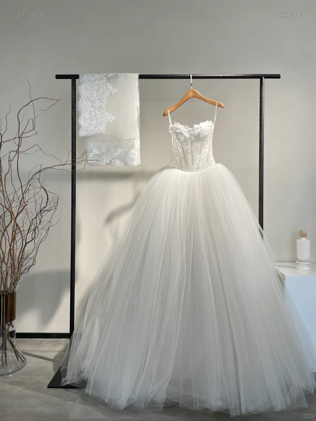 Robe de mariée longue en tulle et dentelle, bretelles spaghetti, avec voile, style rêveur, C4284