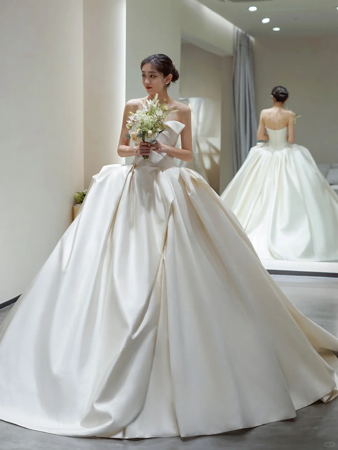Robe de mariée longue en satin plissé, bustier, avec voile, C4286