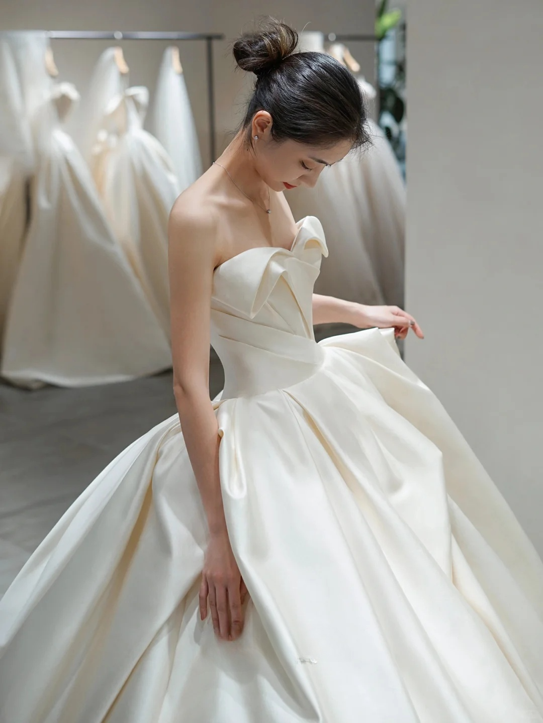 Robe de mariée longue en satin plissé, bustier, avec voile, C4286