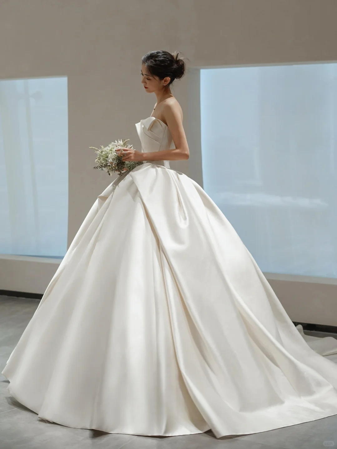 Robe de mariée longue en satin plissé, bustier, avec voile, C4286