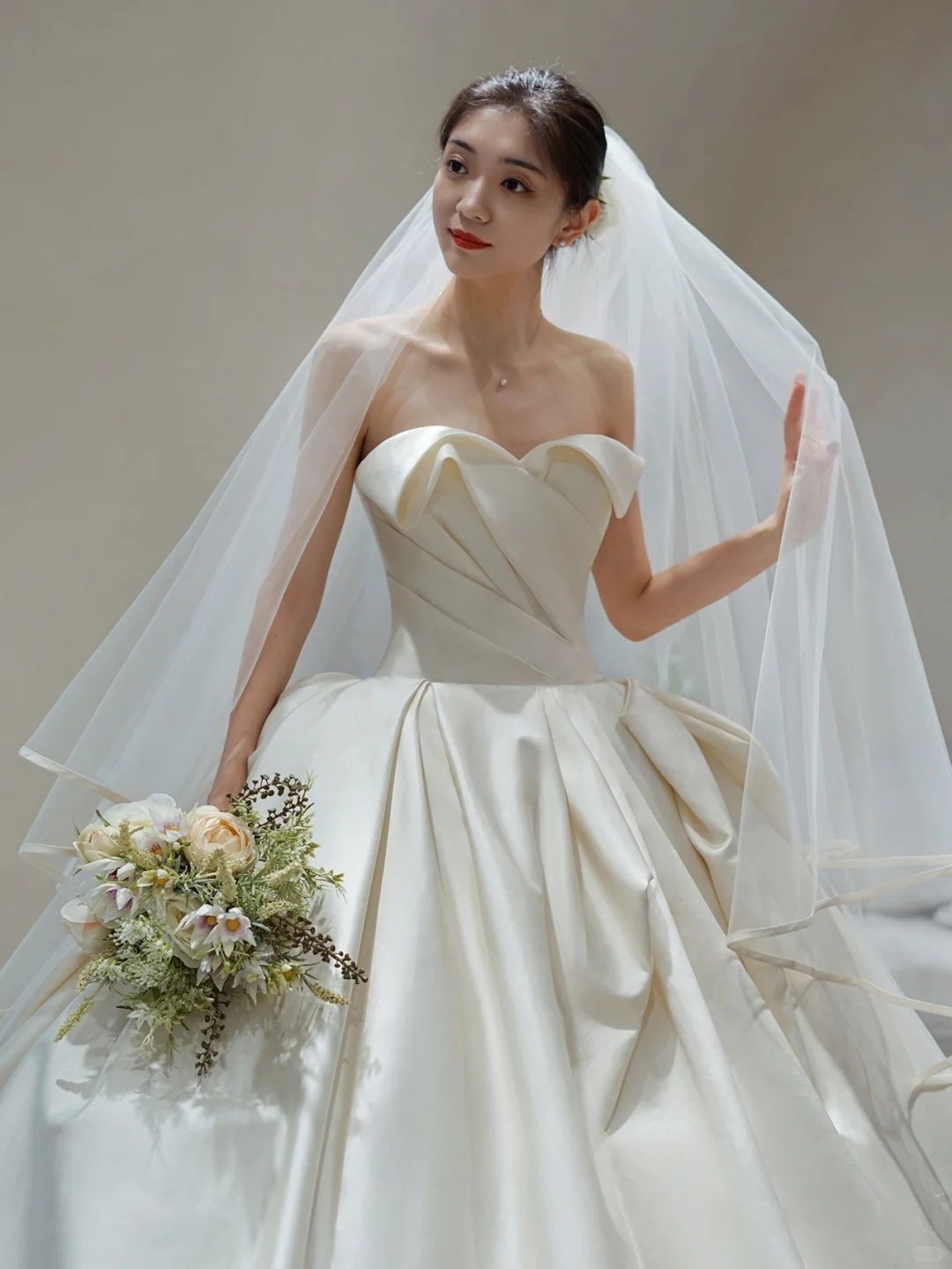 Robe de mariée longue en satin plissé, bustier, avec voile, C4286