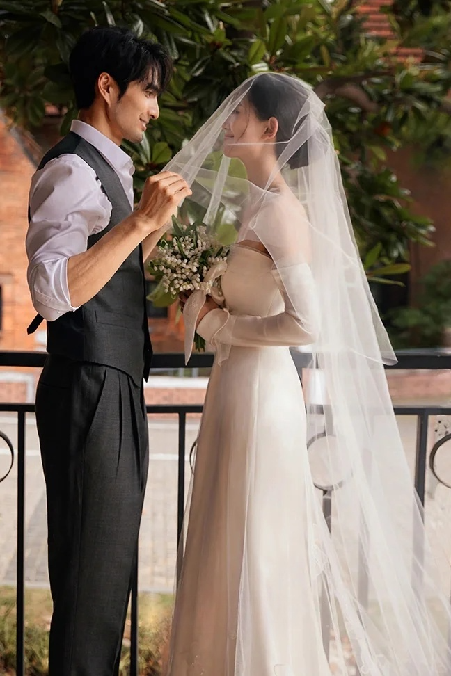 Robe de mariée longue élégante en satin, tulle et dentelle, sans bretelles, style sirène, avec voile, C4287