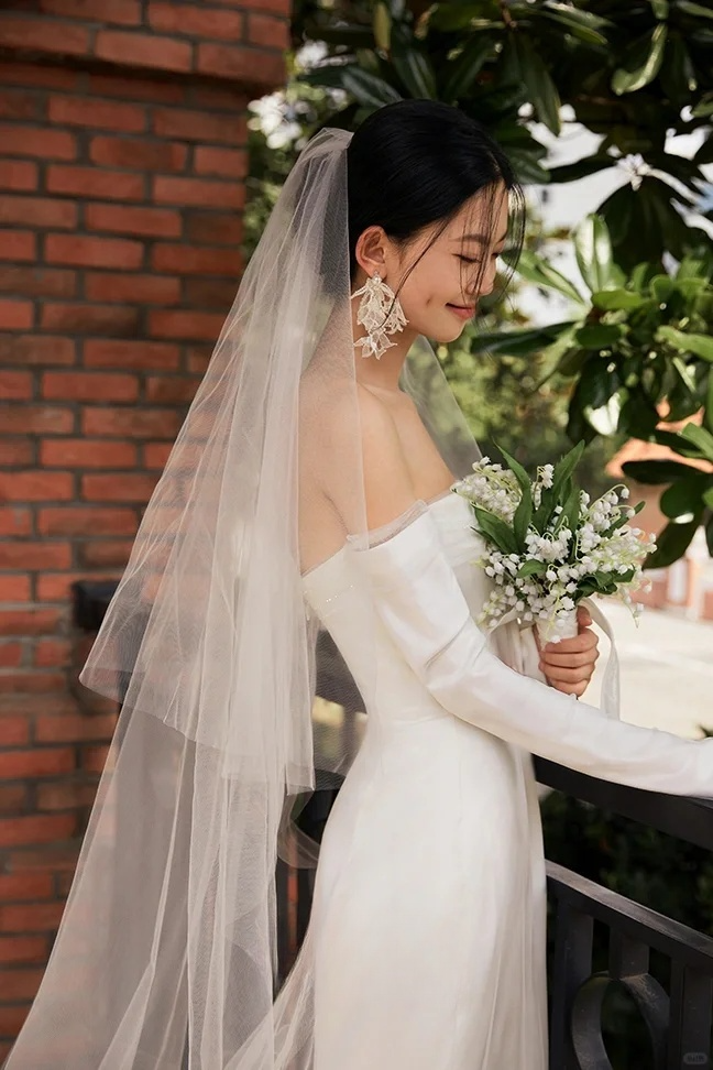 Robe de mariée longue élégante en satin, tulle et dentelle, sans bretelles, style sirène, avec voile, C4287