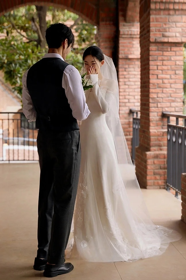 Robe de mariée longue élégante en satin, tulle et dentelle, sans bretelles, style sirène, avec voile, C4287