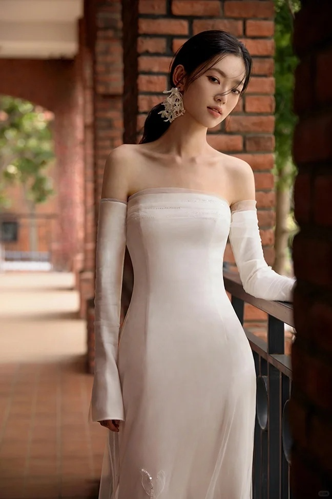 Robe de mariée longue élégante en satin, tulle et dentelle, sans bretelles, style sirène, avec voile, C4287