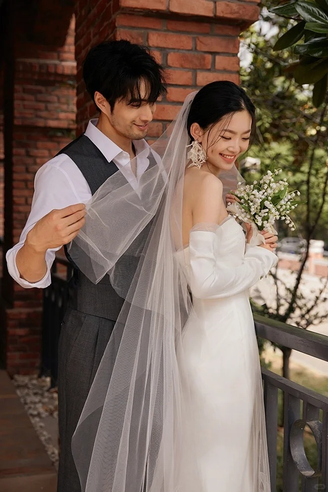 Robe de mariée longue élégante en satin, tulle et dentelle, sans bretelles, style sirène, avec voile, C4287