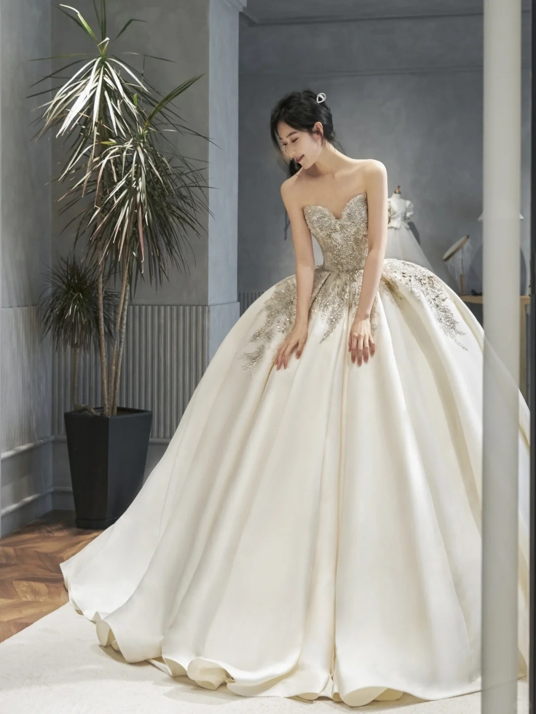 Robe de mariée longue en satin à sequins et décolleté en cœur, style intemporel, C4288