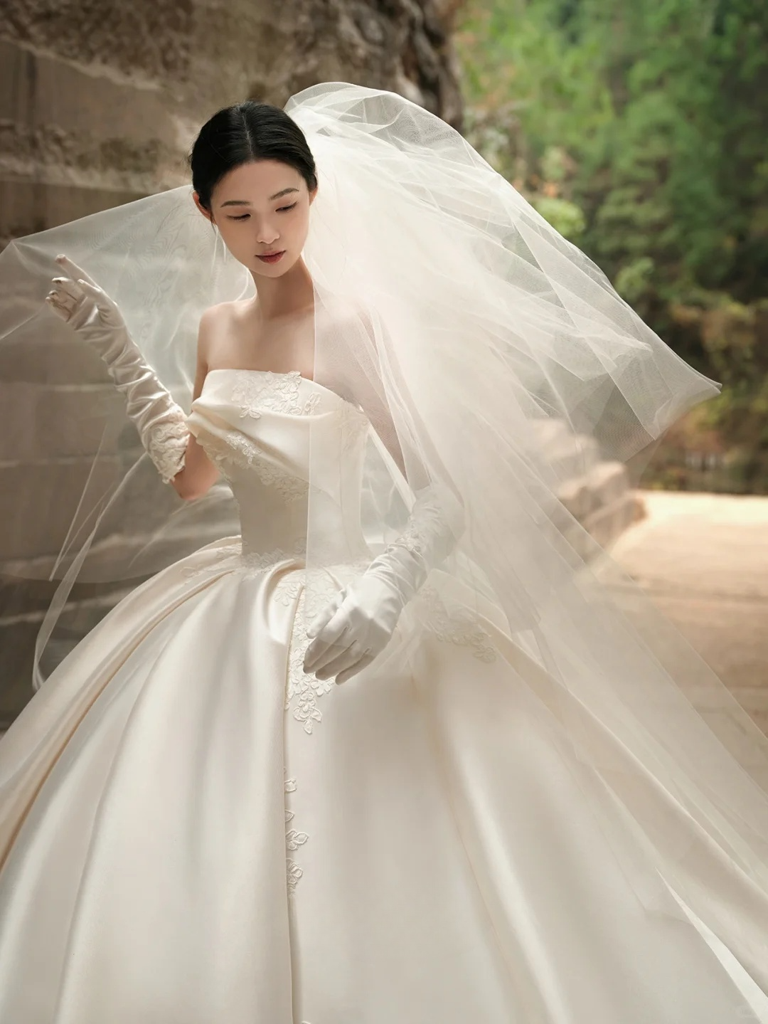 Robe de mariée élégante en satin, sans bretelles, avec des gants et un voile, longue, C4289