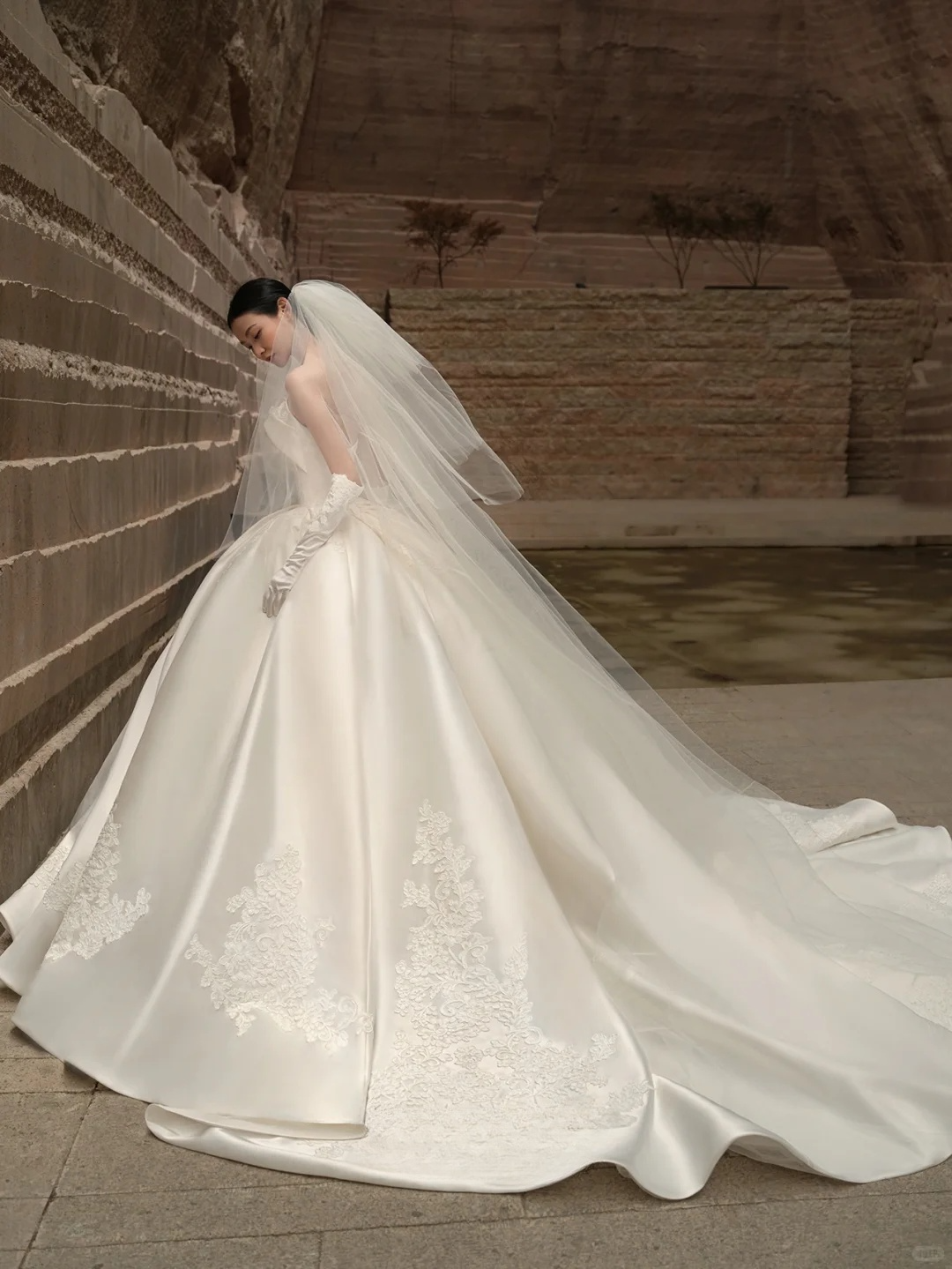 Robe de mariée élégante en satin, sans bretelles, avec des gants et un voile, longue, C4289