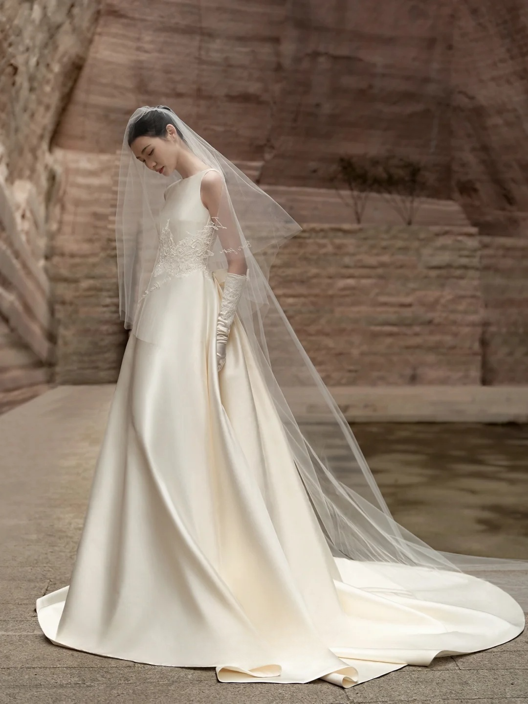 Robe de mariée longue en satin avec appliques et gants, dos nu, coupe trapèze, voile, C4290