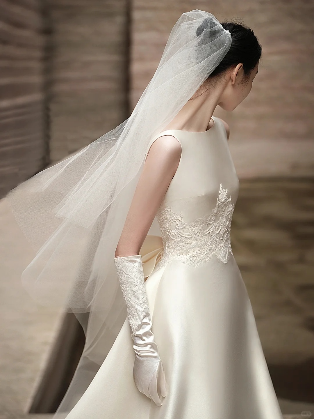 Robe de mariée longue en satin avec appliques et gants, dos nu, coupe trapèze, voile, C4290