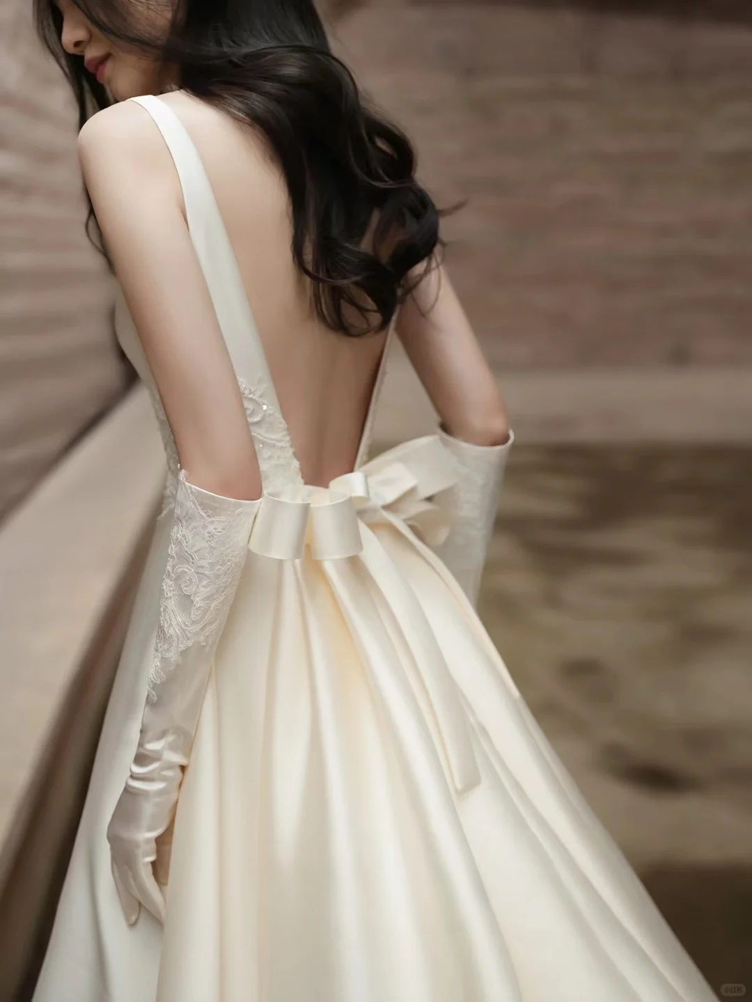 Robe de mariée longue en satin avec appliques et gants, dos nu, coupe trapèze, voile, C4290