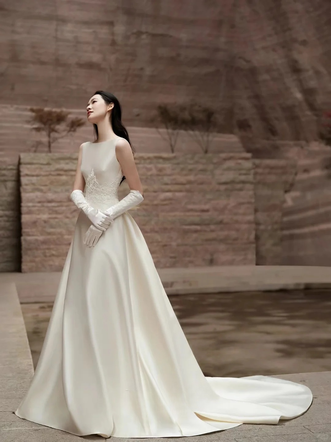 Robe de mariée longue en satin avec appliques et gants, dos nu, coupe trapèze, voile, C4290