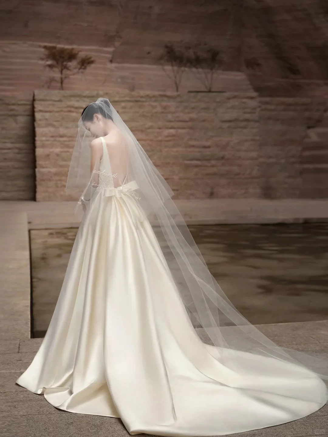 Robe de mariée longue en satin avec appliques et gants, dos nu, coupe trapèze, voile, C4290
