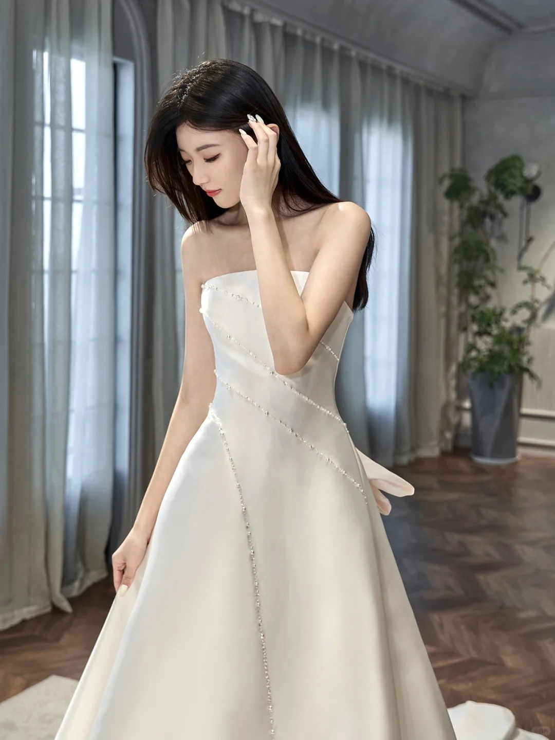 Élégante robe de mariée longue en satin, coupe trapèze, perlée et voile, C4291