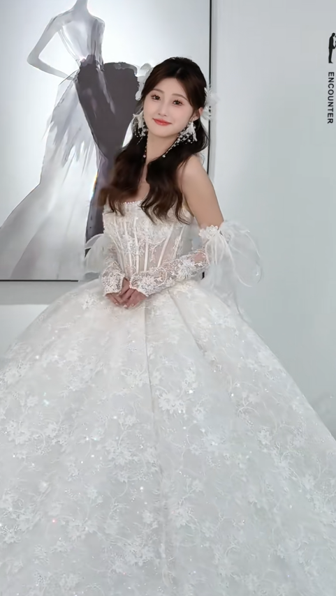 Robe de mariée longue en tulle et dentelle, sans bretelles, effet rêveur, C4306