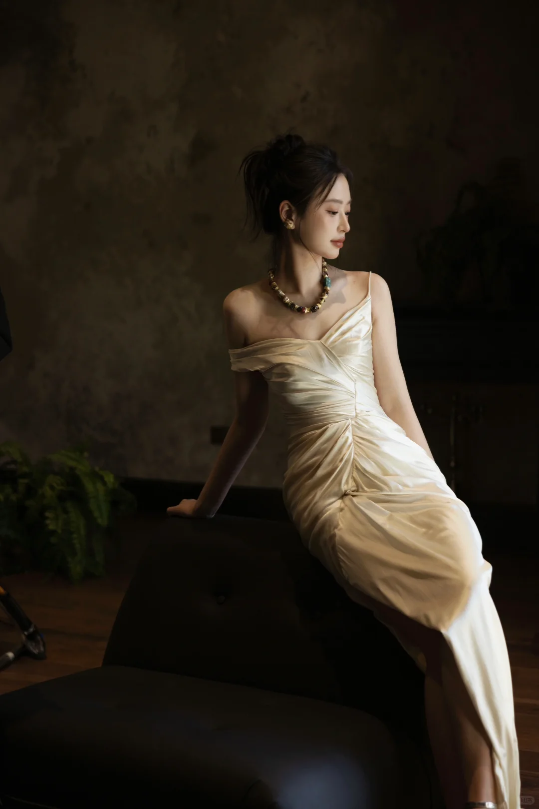 Robe de mariée longue plissée en satin à bretelles spaghetti et style sirène chic C4316