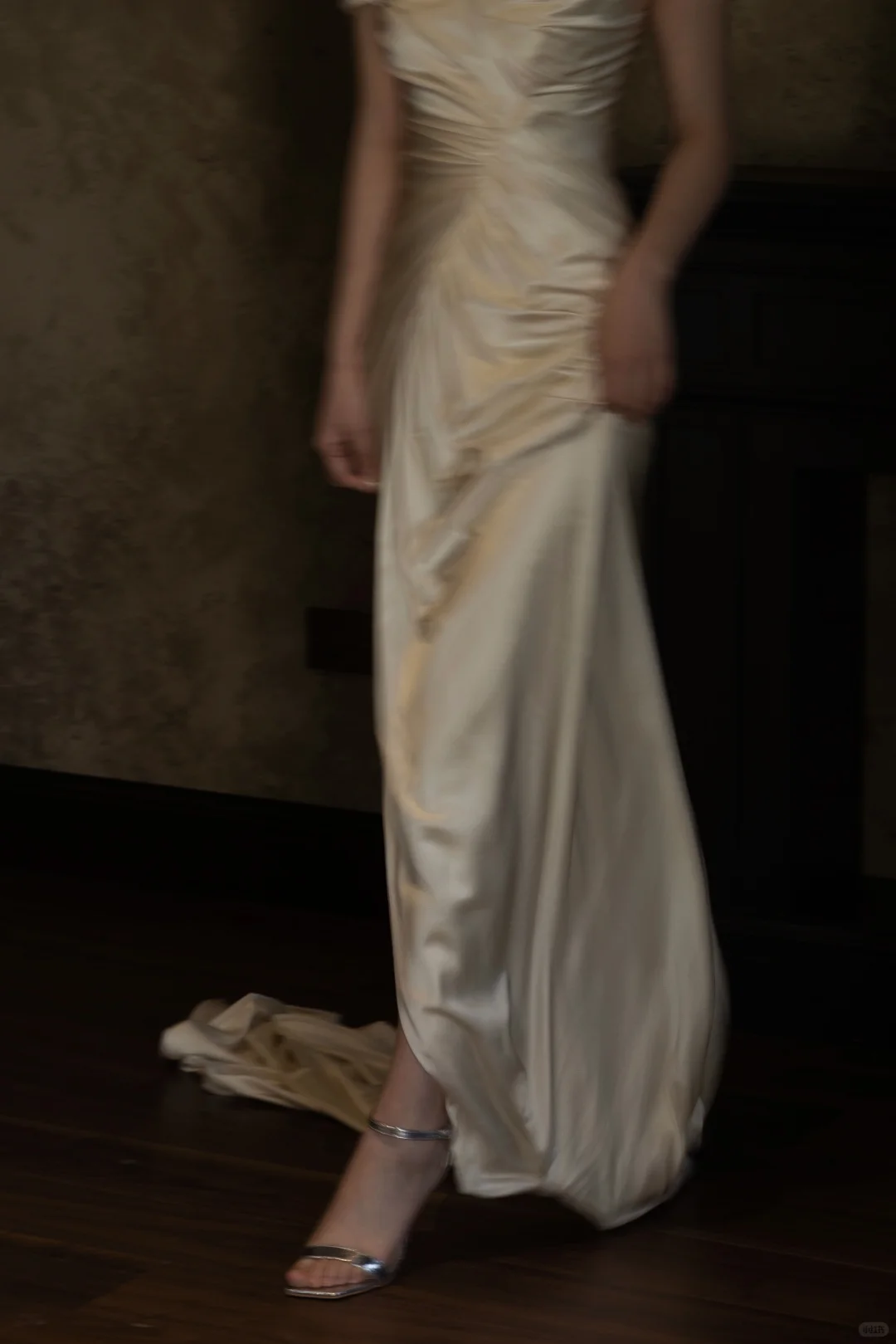 Robe de mariée longue plissée en satin à bretelles spaghetti et style sirène chic C4316