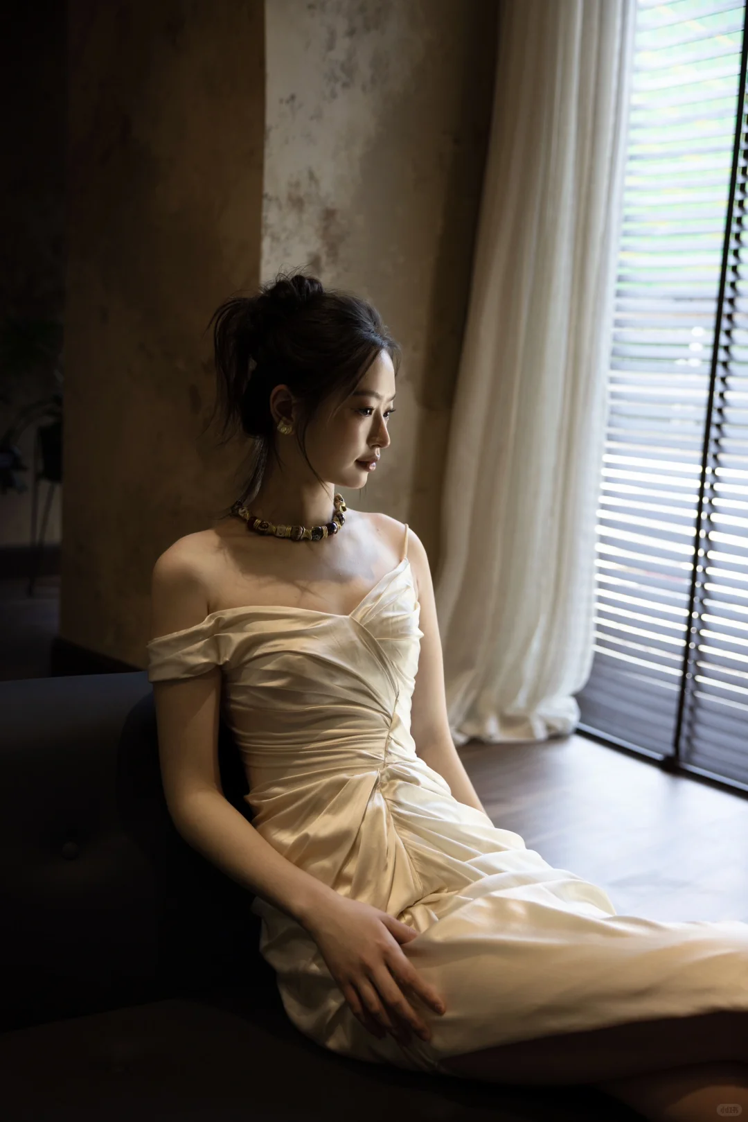 Robe de mariée longue plissée en satin à bretelles spaghetti et style sirène chic C4316