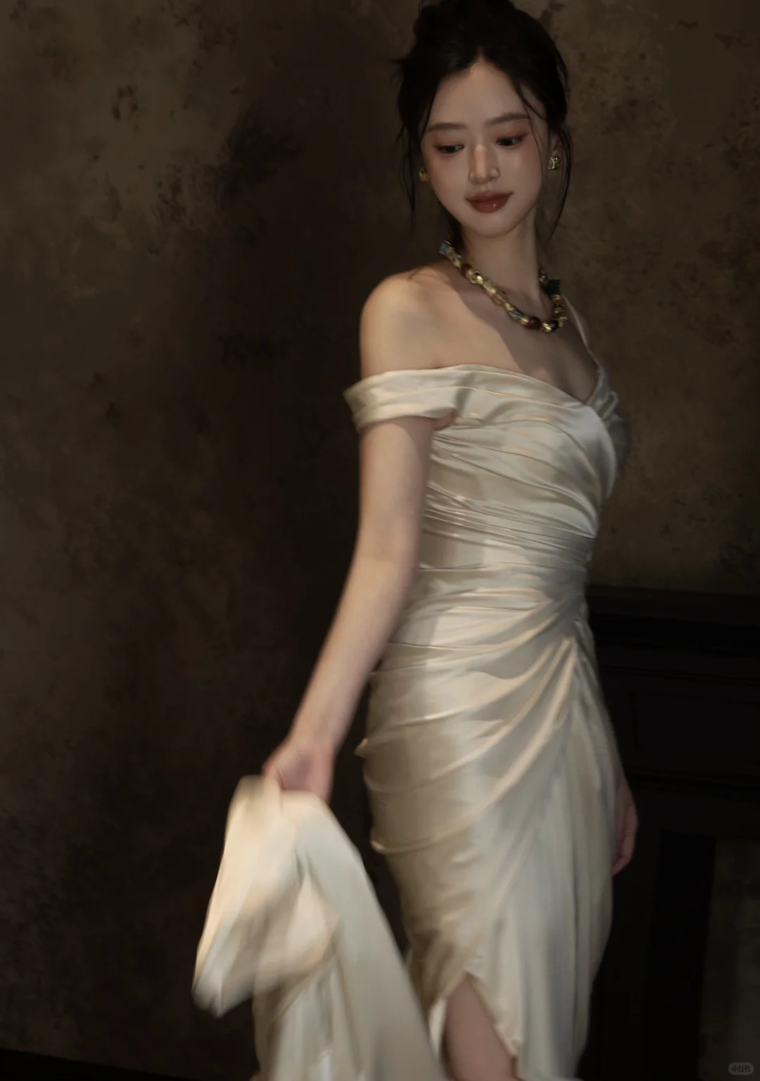 Robe de mariée longue plissée en satin à bretelles spaghetti et style sirène chic C4316