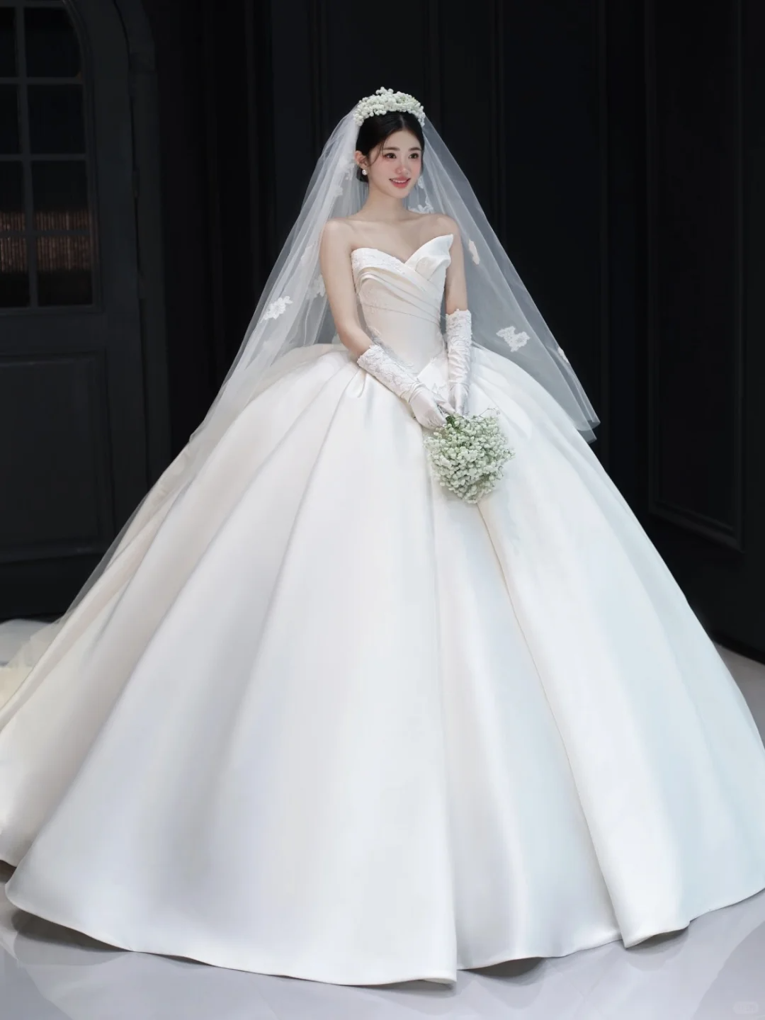 Robe de mariée longue en satin, bustier, avec appliques et gants, voile, C4324