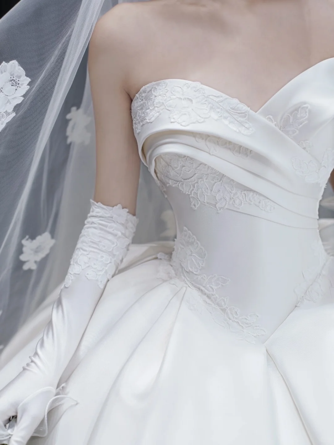 Robe de mariée longue en satin, bustier, avec appliques et gants, voile, C4324