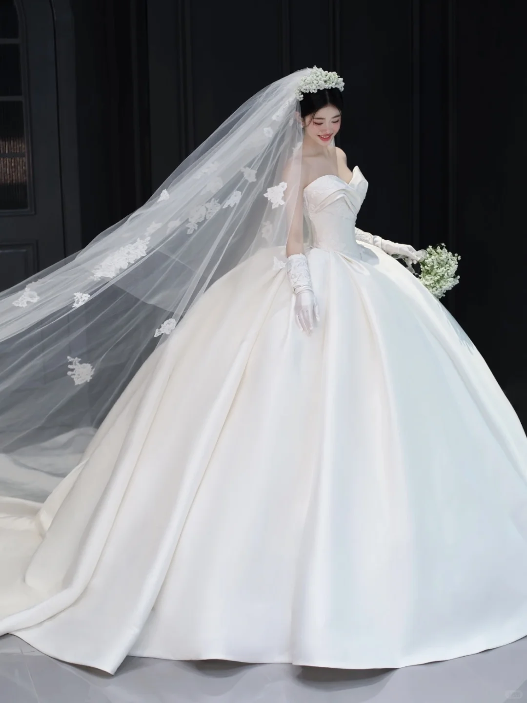 Robe de mariée longue en satin, bustier, avec appliques et gants, voile, C4324