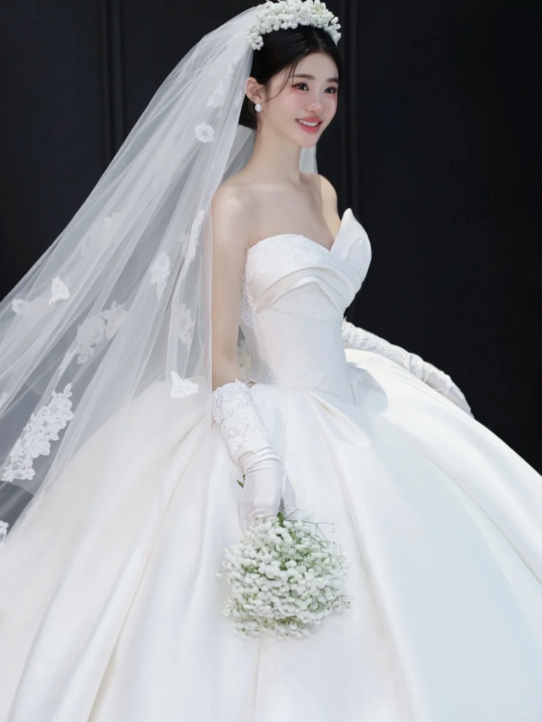 Robe de mariée longue en satin, bustier, avec appliques et gants, voile, C4324