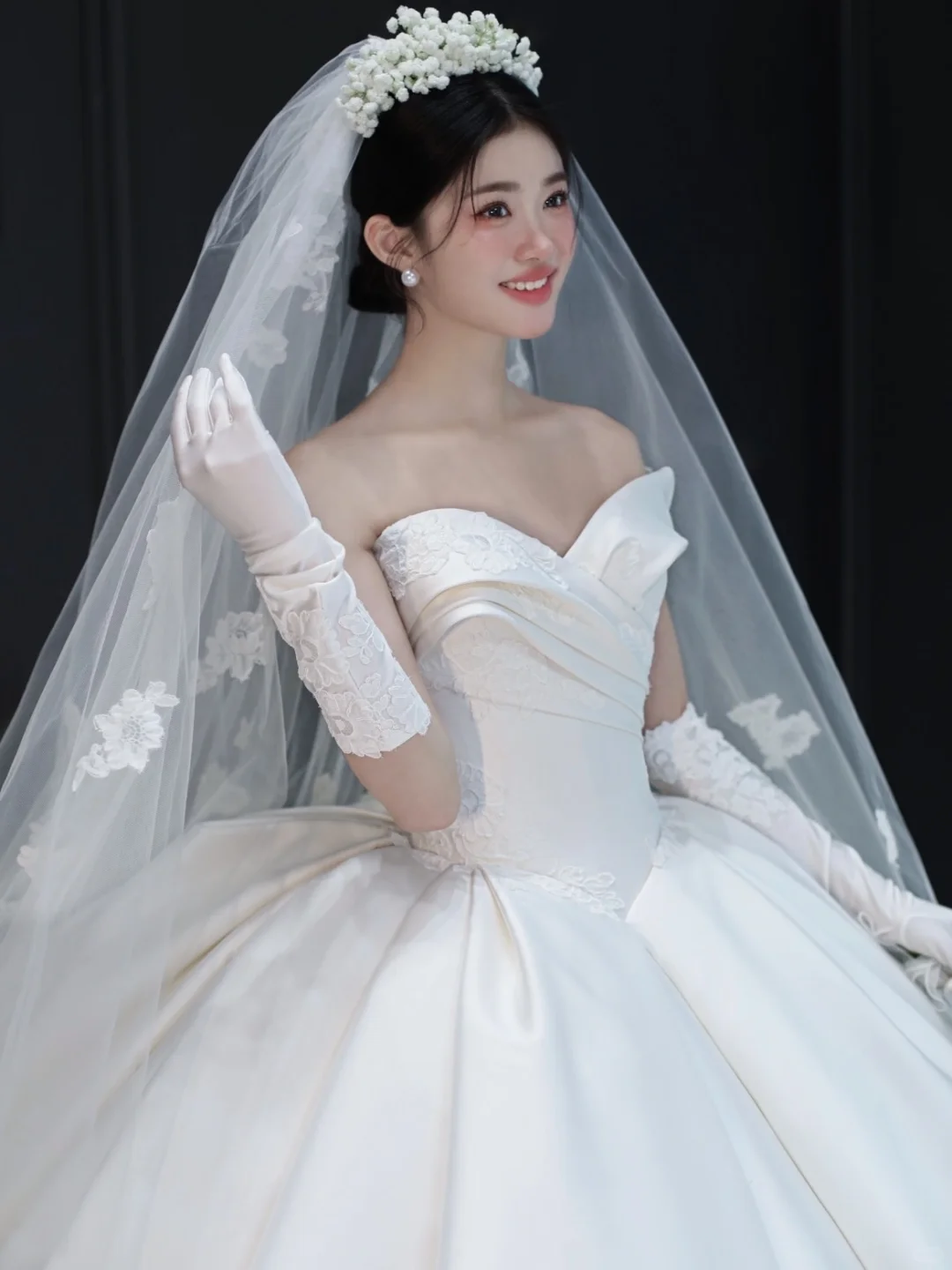 Robe de mariée longue en satin, bustier, avec appliques et gants, voile, C4324