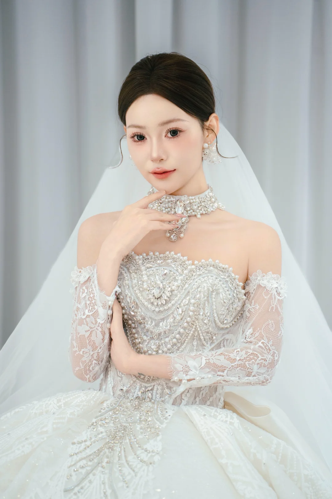 Robe de mariée longue et intemporelle, bustier, tulle, sequins, perles, avec manches et voile, C4325