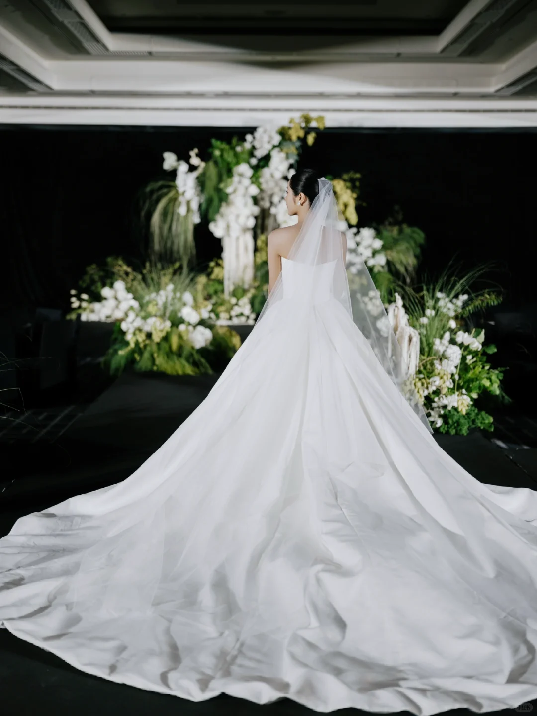 Robe de mariée longue élégante en satin sans bretelles avec voile C4326
